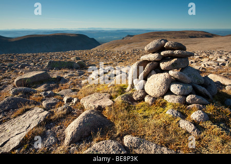 Aussicht vom Gipfel des Ben Macdui Blick nach Norden in Richtung Cairn man und Lairig Ghru, Cairngorm Mountains, schottischen Highlands, Uk Stockfoto