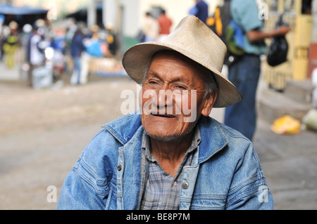 CAJABAMBA PERU - SEPTEMBER 6: Peruanische indigene auf dem lokalen Markt, Peru am 6. September 2009 Stockfoto