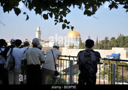 Israel, Jerusalem, Altstadt, eine Gruppe von Touristen mit Blick auf die Klagemauer und Felsendom auf dem Tempelberg Stockfoto