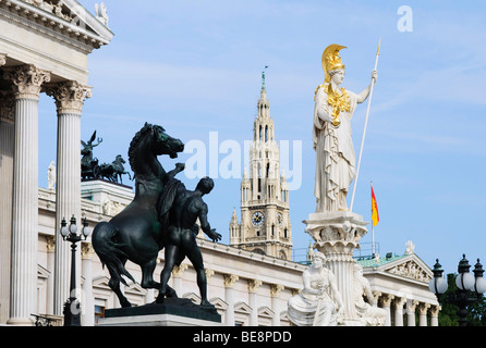 Parlamentsgebäude an der Ringstraße Vienna mit den Statuen der Pallas Athene und das Pferd zahmer vor dem towe Stockfoto