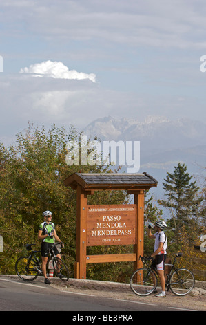 Radfahrer eine Hinweistafel für Mendelpass über Kaltern, Alto Adige, Italien, Europa Stockfoto