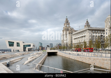 Königlichen Leber und Cunard Gebäude und "Beatles Story Pier Head" hinter der erweiterten Leeds-Liverpool-Kanal, Pier Head, Liverpool Stockfoto