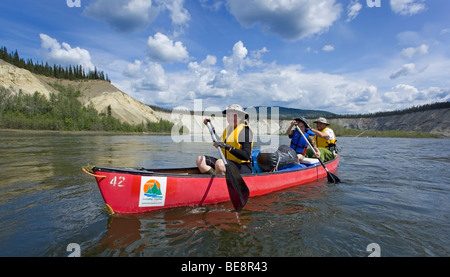 Familie mit jungen in ein Kanu, Paddeln, Kanu am Teslin River, High cut Bank hinter Yukon Territorium, Kanada Stockfoto