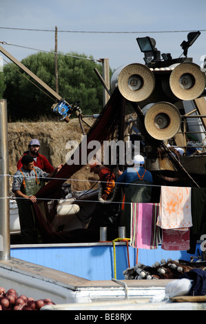 Griechischen Berufsfischer, die Sortierung der Fischernetze Stockfoto