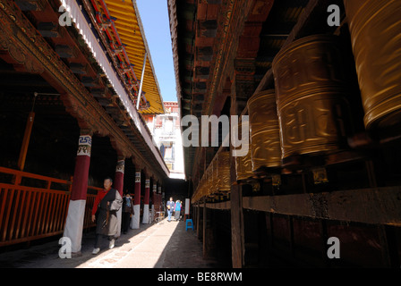 Tibetische Gebetsmühlen, Gebet Zylinder und buddhistische Pilger, älterer Mann im Laufe des Jahres die Umrundung des Jokhang T Stockfoto