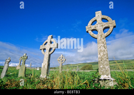 Keltische Kreuze im Friedhof in der zerstörten Kirche in der Nähe von Fanore in County Clare, Irland, BEAN AL Pix 0265 Stockfoto