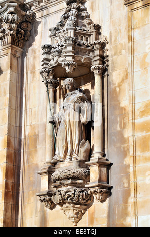 Statue eines Mönches an der Fassade der Kirche des Klosters von Santa Maria in Alcobaça, Mosteiro de Santa Maria de Alcobaça, Stockfoto