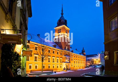 Winter-Dämmerung in Schlossplatz, Altstadt, Warschau, Polen, beleuchtet mit dem königlichen Schloss Stockfoto