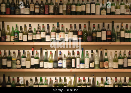 Viele leere Weinflaschen in den Regalen im Fenster ein Weinrestaurant, Wien, Österreich, Europa Stockfoto