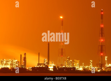 Aufgehellte petrochemische Industrie im Antwerpener Hafen bei Nacht, Belgien Stockfoto