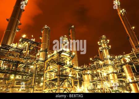 Aufgehellte petrochemische Industrie im Antwerpener Hafen bei Nacht, Belgien Stockfoto