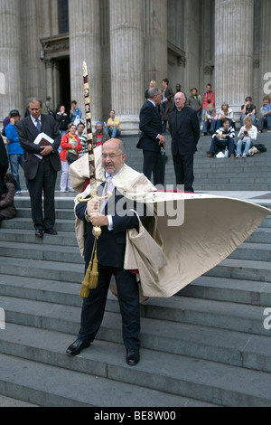 Lord Mayor of London mit zeremoniellen Schwert außerhalb St. Pauls Kathedrale in London Stockfoto