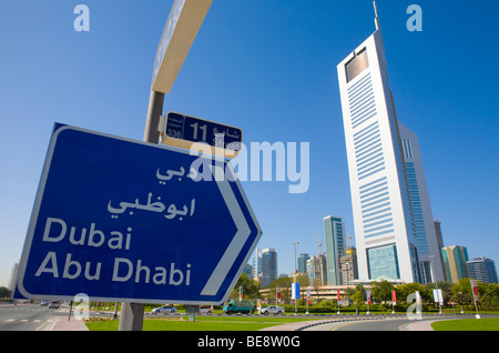 Emirates Towers und Dubai Straßenschild. Stadtbild, Tag. Vereinigte Arabische Emirate, Dubai, Sheikh Zayed Road. Stockfoto