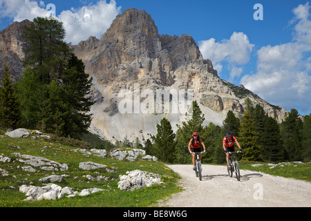 Mountain-Bike-Fahrer fahren auf dem Weg zur Fanes Hütte, Trentino Alto Adige, Italien, Europa Stockfoto