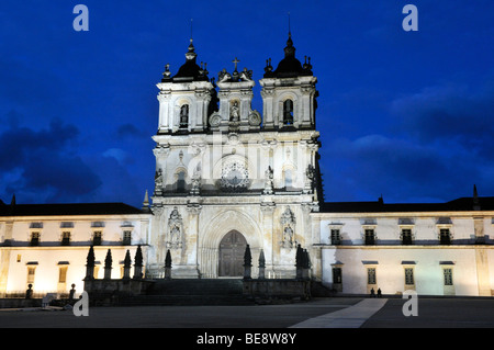 Kirche und Kloster von Santa Maria in Alcobaça, Mosteiro de Santa Maria de Alcobaça nachts, UNESCO-Weltkulturerbe, Orde Stockfoto