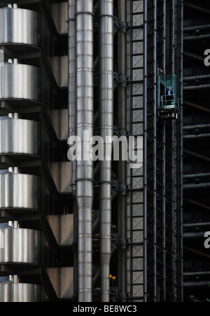 Lloyds-Gebäude mit einem Mann in einem Aufzug, London, England, Vereinigtes Königreich, Europa Stockfoto