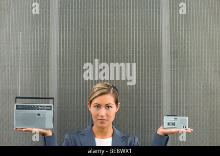 Frau mit Radio und kleinen Kassettenrekorder Stockfoto