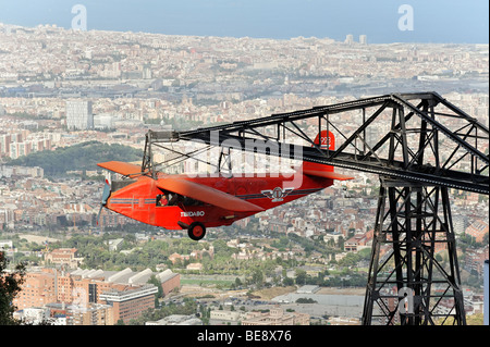Der nostalgische rotes Flugzeug Fahrt Simulator Avio in Tibidabo Vergnügungspark. Barcelona Spanien. Stockfoto