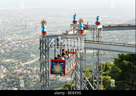 Kirmes in Tibidabo Vergnügungspark fahren. Barcelona Spanien. Stockfoto