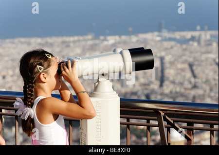Genießen Sie den Panoramablick vom Tibidabo Vergnügungspark Kind. Barcelona Spanien. Stockfoto