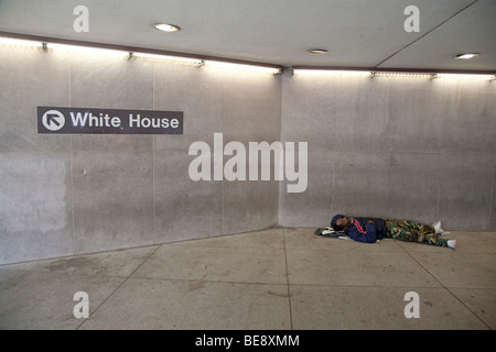 Washington, DC - ein Obdachloser schläft am Eingang zu einer U-Bahn-u-Bahnstation in der Nähe des weißen Hauses. Stockfoto