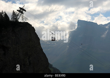 Seilbahn schwebt über einem Abgrund zwischen Gemmipass und Leukerbad im Gegenlicht, Loèche-Les-Bains, Wallis, Leukerbad, Ausrüstu Stockfoto