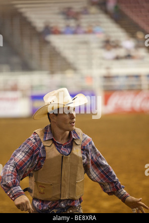 Rodeo Cowboy im Wettbewerb mit den Mesquite Championship Rodeo, Texas, USA Stockfoto