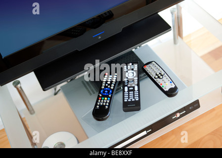 TV mit Fernbedienung Stockfoto