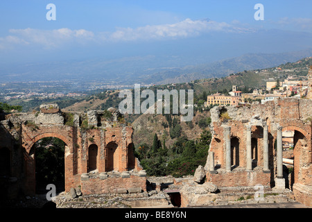 Das Teatro Greco mit Blick auf den Ätna in der Ferne. Taormina Sizilien Stockfoto