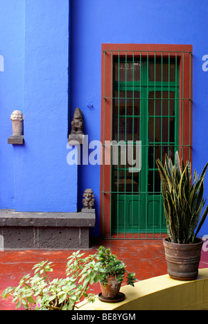 Hof am Museo Frida Kahlo, auch bekannt als die Casa Azul, oder blaues Haus, Coyoacán, Mexiko-Stadt Stockfoto