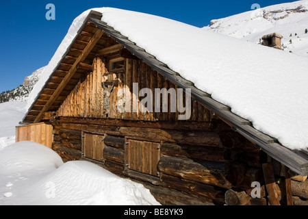 Verschneite Hütte auf dem Zwischensprint Hochplateau, Dolomiten, Südtirol, Italien, Europa Stockfoto