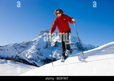 Frau, Schneeschuhwandern, in den Rücken der Berg Hohe Gaisl Zwischensprint Hochplateau, Dolomiten, Südtirol, Italien, Europa Stockfoto