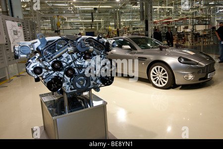 Aston Martin V12-6-Liter-Motor vor einem Aston Martin Vanquish mit Maschinengewehren aus einem James Bond Film, Aston Martin eng Stockfoto