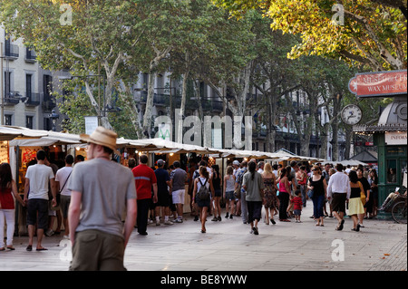 Handwerker-Kunsthandwerksmarkt auf Las Ramblas. Barcelona. Spanien Stockfoto