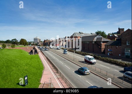 Carlisle, Cumbria Schloss Weg, Blick nach Osten von der Millennium-Brücke mit der Stadt Rathaus in der Mitte und rechts Stockfoto