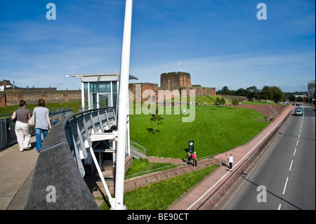 Carlisle, Cumbria. Schloss Weg, Blick von der Millennium Bridge mit Carlisle Castle im Zentrum Stockfoto