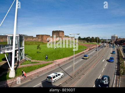 Nördlichste Stadt Carlisle, Blick von der Millennium Brücke Burg Weg in Richtung Schloss und Rathaus oben rechts Stockfoto