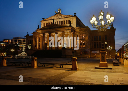 Schauspielhaus-Theater am Gendarmenmarkt Square in Twilight, Berlin, Deutschland, Europa Stockfoto