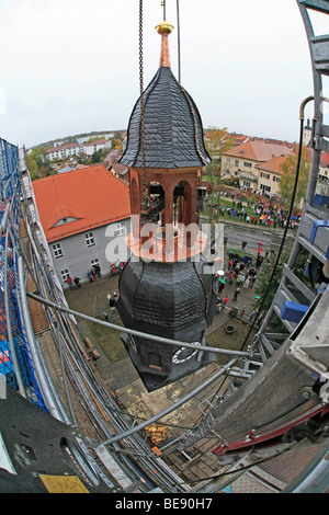 Turm ist auf das Dach des Schlosses Luebbener Schloss nach Renovierung Arbeit, Luebben, Brandenburg, Deutschland, Europa aufgehoben. Stockfoto