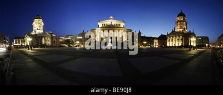 Panorama des Platzes Gendarmenmarkt in der Dämmerung mit dem Deutschen Dom, das Schauspielhaus-Theater und der französischen kreisförmig Stockfoto