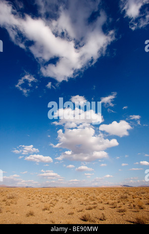 Wolken ohne Regen über die trockenen kargen Ebenen im Zentraliran Stockfoto
