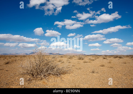 Wolken ohne Regen über die trockenen kargen Ebenen im Zentraliran Stockfoto