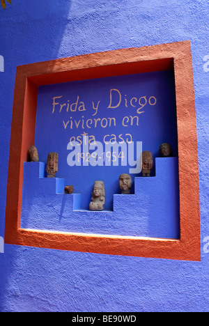 Melden Sie im Museo Frida Kahlo, auch bekannt als die Casa Azul, oder im blauen Haus, Coyoacán, Mexiko-Stadt Stockfoto