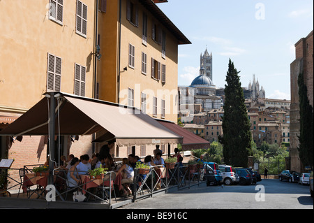 Restaurant am Rande der Altstadt mit dem Dom in der Ferne, Siena, Toskana, Italien Stockfoto