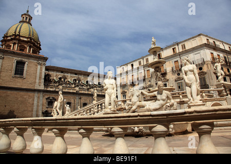 Figuren schmücken die Fontana Pretoria in der Piazza Pretoria in Palermo Sizilien Italien Stockfoto