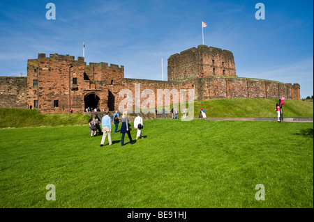 Touristen, die ihren Weg nach Carlisle Castle, Cumbria, England, UK Stockfoto