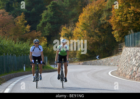 Fahrrad Racer am Mendelpass über Kaltern, Südtirol, Italien, Europa Stockfoto