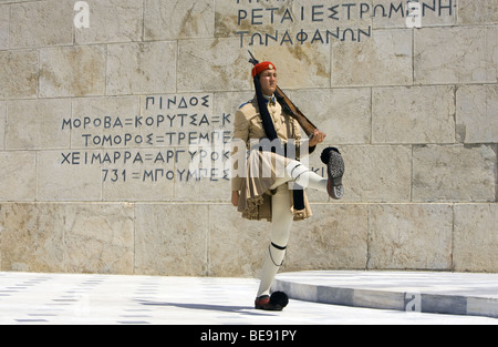 Evzone Wachablösung am Grab des unbekannten Soldaten. Griechenland, Athen. Stockfoto