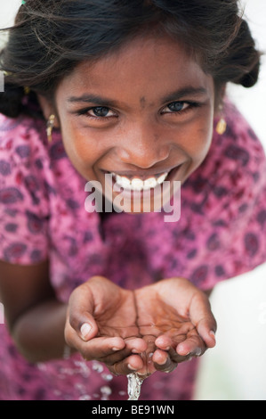 Inderin mit hohlen Hand Trinkwasser Stockfoto