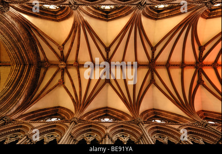 Gotisches Kreuz Gewölbe in Kathedrale von Lichfield, dekoriert Stil englischer Gotik, 1256-1340, der enge, Lichfield, England, UK, Euro Stockfoto